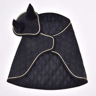 Set Majestic von Hobby Horse LarDen ist ein gesteppter schwarzer Umhang für Haustiere mit weißem Besatz und befestigter Kapuze mit zwei aufrechten, spitzen Ohren – ideal als stilvolle Fliegenhaube für Hobby Horse für deinen Begleiter.