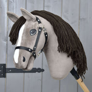Hobby Horse LarDen Hobby Horse Guccini mit Schwarzem Halfter mit plüschigem Holsteiner-Hengst, grauem Gesicht, weißem Nasenstreifen, langer brauner Garnmähne und Holzstab – ideal für angehende Fans des Reitsports.