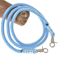 Die Zügel Heaven von Hobby Horse LarDen sind ein blau-weiß gestreiftes Polypropylenseil mit Metallkarabinern an beiden Enden, auf Holz aufgewickelt – ideal als Zügel für Hobby Horse, freigestellt vor weißem Hintergrund.
