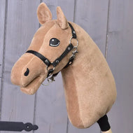 Construis ton cheval, Hobby Horse en peluche avec tête caramel, licol noir cousu et visage amical, monté sur un bâton, idéal pour construire le tien ou commander un Hobby Horse personnalisé.