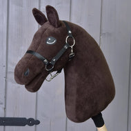Construis ton cheval par related_to_12441055625556 avec tête de Hobby Horse personnalisée marron foncé, fil chocolat, bride noire, œil blanc, oreilles dressées, montée sur un bâton en bois sur fond en bois gris.