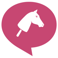 Eine weiße Silhouette eines Hobby Horse Kopfes auf einem Stab ist mittig in einer großen rosa Sprechblase auf hellgrauem Hintergrund platziert und vermittelt den verspielten Geist von Hobby Horsing.