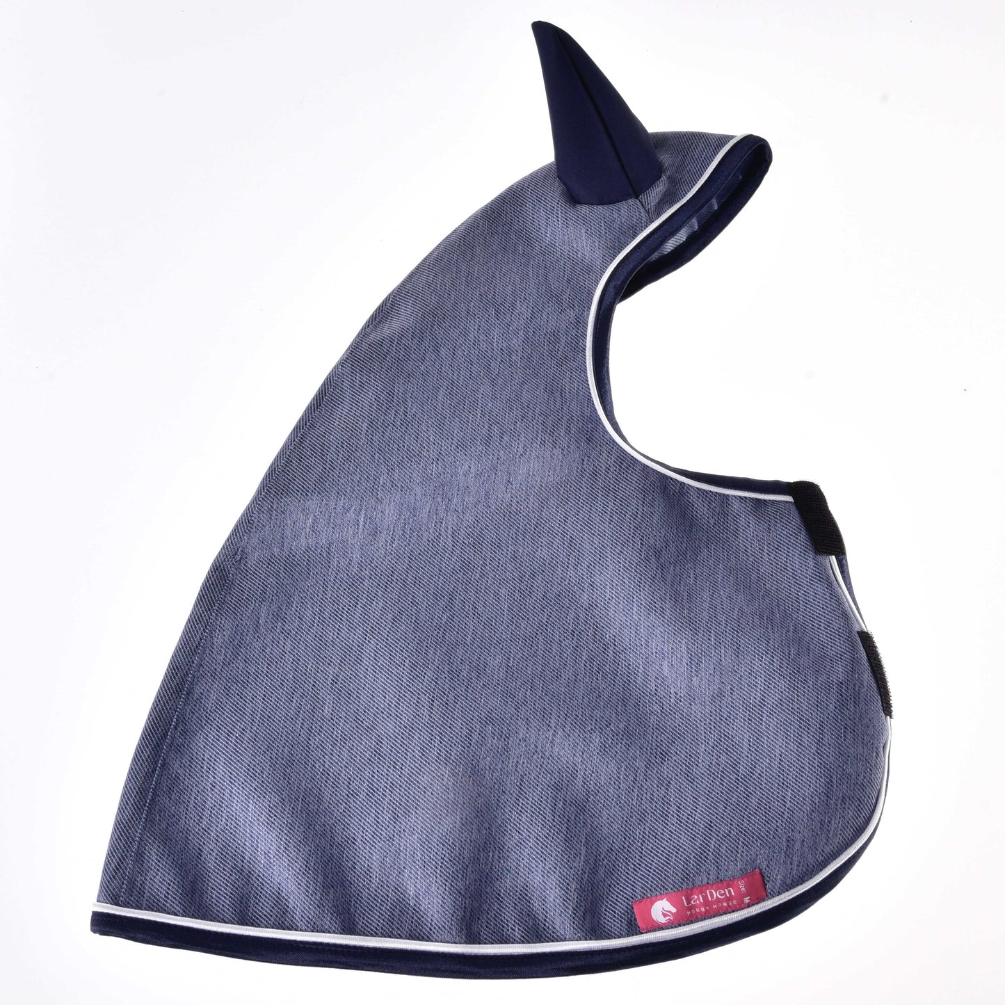 Graublaue Regendecke Jeans von Hobby Horse LarDen als Allwetter-Fliegenmaske mit Ohrenabdeckungen und Klettverschluss, vor weißem Hintergrund gezeigt. Die Maske hat ein Label nahe der unteren Kante.
