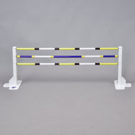 Cheval blanc sautant l'obstacle 50 cm / 20 inch avec poteaux supplémentaires de Hobby Horse LarDen, avec des poteaux jaunes, blancs, bleus et noirs sur fond gris. Idéal pour les activités de Hobby Horsing en intérieur ou en extérieur.
