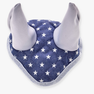 Bonnet d’oreilles Étoile de Hobby Horse LarDen, bonnet anti-mouches en tissu bleu matelassé avec étoiles blanches, deux oreilles grises souples dressées et bordure argentée pour la protection du cheval.