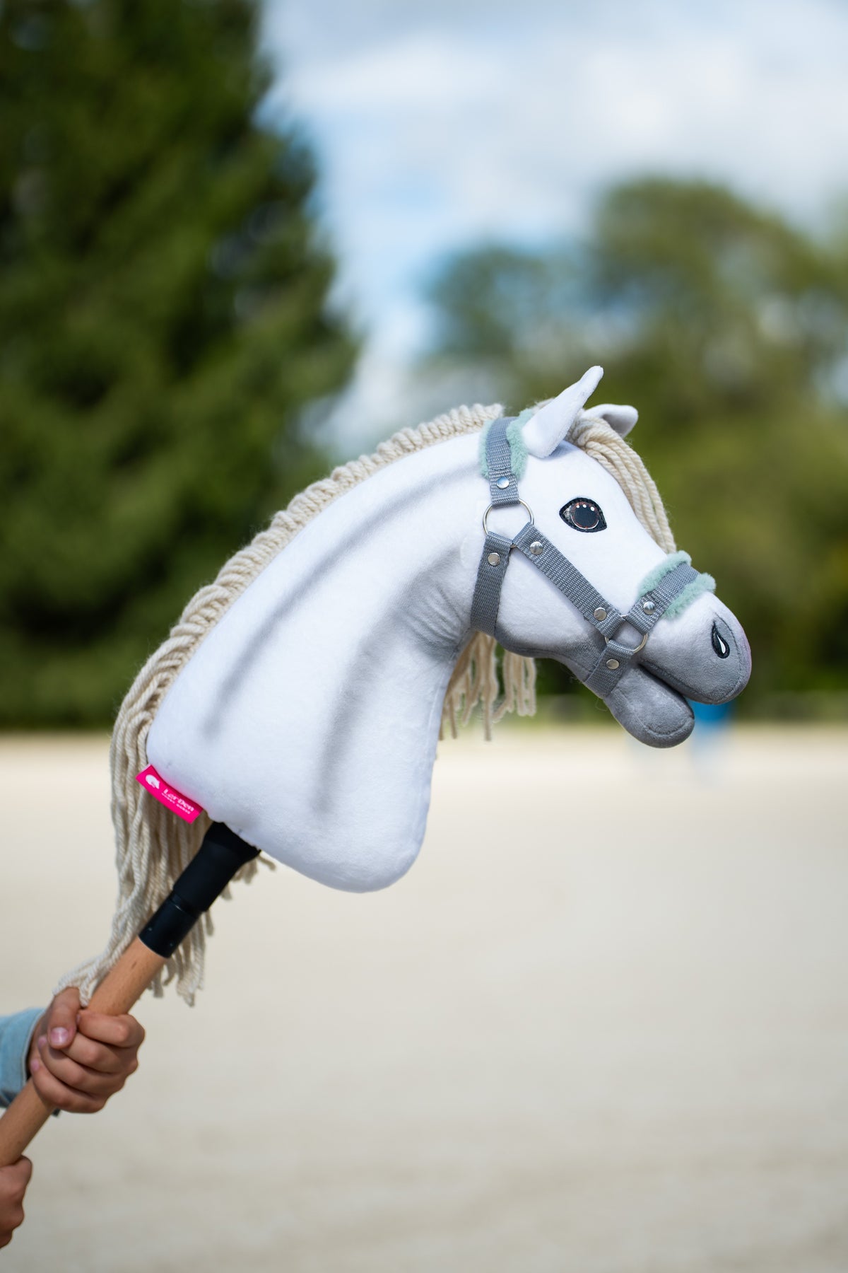 Hobby Horse Little Lady mit Black Halter im Freien, mit weißem Plüschkopf und cremefarbener Garnmähne