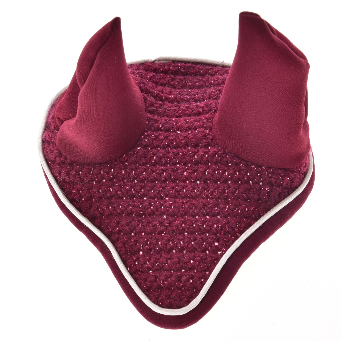 Die Hobby Horse LarDen Ohrenkappe gehäkelt Lux Maroon hat zwei spitze Ohrenabdeckungen und einen weißen Besatz und bietet Insektenschutz für Hobby Horses. Vor schlichtem weißem Hintergrund.