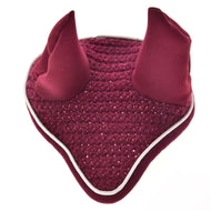Die Hobby Horse LarDen Ohrenkappe gehäkelt Lux Maroon hat zwei spitze Ohrenabdeckungen und einen weißen Besatz und bietet Insektenschutz für Hobby Horses. Vor schlichtem weißem Hintergrund.