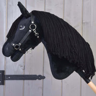 Hobby Horse Mahal mit Schwarzem Halfter von Hobby Horse LarDen hat einen schwarzen Plüschkopf im Friesen-Stil, ein schwarzes Halfter für Hobby Horse und eine lange Garnmähne auf einem Holzstab – ideal als Spielzeug für fantasievolle Dressurspiele.