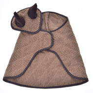 Das Set Manchester Le Chocolate von Hobby Horse LarDen ist ein gesteppter, hellbrauner Tiermantel mit dunkelbrauner Einfassung und zwei aufrechten dunkelbraunen Ohren an der Kapuze, im Stil einer verspielten Tierdecke, flach liegend vor weißem Hintergrund.