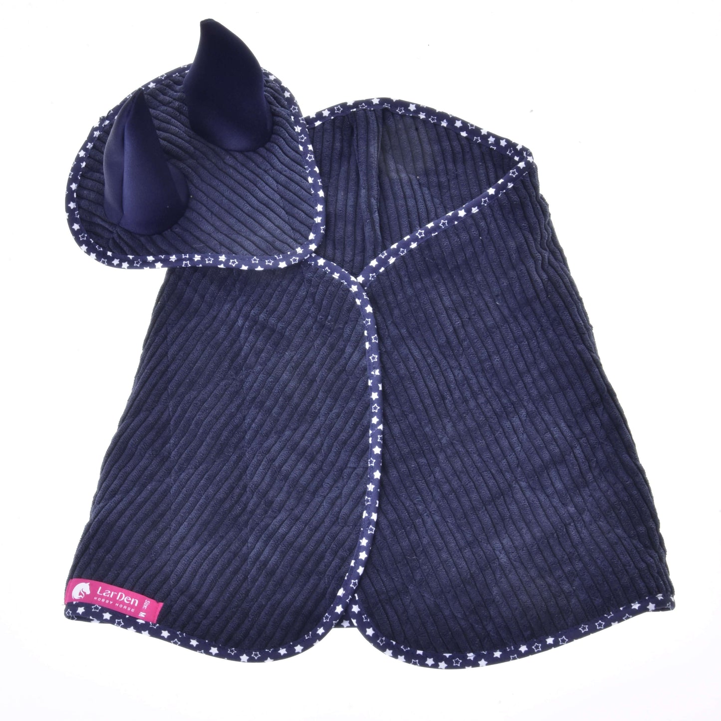Das Set Manchester Blue Star von Hobby Horse LarDen ist ein dunkelblauer Tierumhang aus geripptem Stoff mit Kapuze, dunklen spitzen Ohren und weißer Blümcheneinfassung. In der Ecke befindet sich ein pinkes Etikett – ideal als Fliegenhaube für dein Hobby Horse.