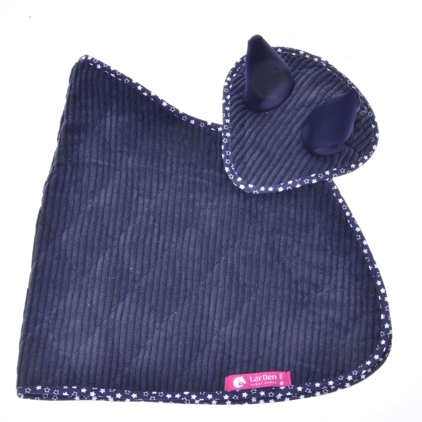 Das Set Manchester Blue Star von Hobby Horse LarDen ist eine dunkelblaue, gerippte, quadratische Decke mit sternenverzierter Bordüre und zwei hochstehenden Ohren an den Ecken – ideal als Fliegenhaube für dein Hobby Horse. Am unteren Rand ist ein pinkes LarDen-Etikett angenäht.