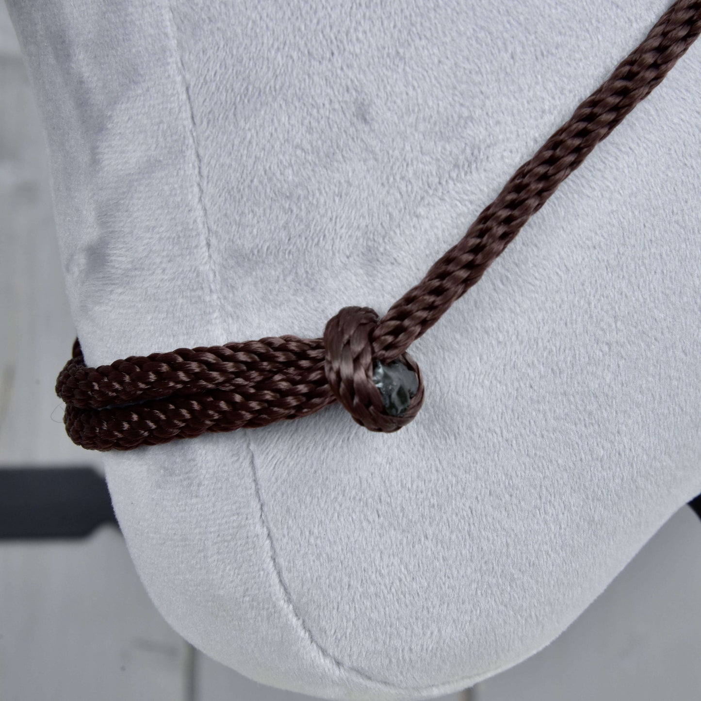 Gros plan sur le Cordéo Chocolat de Hobby Horse LarDen, une corde marron en polypropylène nouée autour du nez d'un Hobby Horse gris clair, avec vues détaillées du nœud et de la texture de la corde.