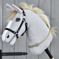 The Hobby Horse LarDen Cordeo Eleganza features a gray plush head with a black bridle and beige mane on a stick, set against wooden planks—ideal for practicing riding without bridle or cordero techniques.