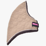 Halsteil Bonanza von Hobby Horse LarDen, beigefarbenes gestepptes Stoff-Halsteil mit Herzsteppung, brauner Einfassung und Klettverschlussriemen mit pinkem „Let Demi“-Label. Sichere Verschlüsse sorgen für Komfort und Passform. Vor weißem Hintergrund.