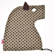 Hobby Horse Schutzanzug Luxus Design von Hobby Horse LarDen, eine luxuriöse Tasche in Form eines Pferdekopfes mit braun-cremefarbenem geometrischem Muster, braunem Ohr, Augenöffnung und waschbarem Kordelzugverschluss – ideal für Hobby Horse-Fans.
