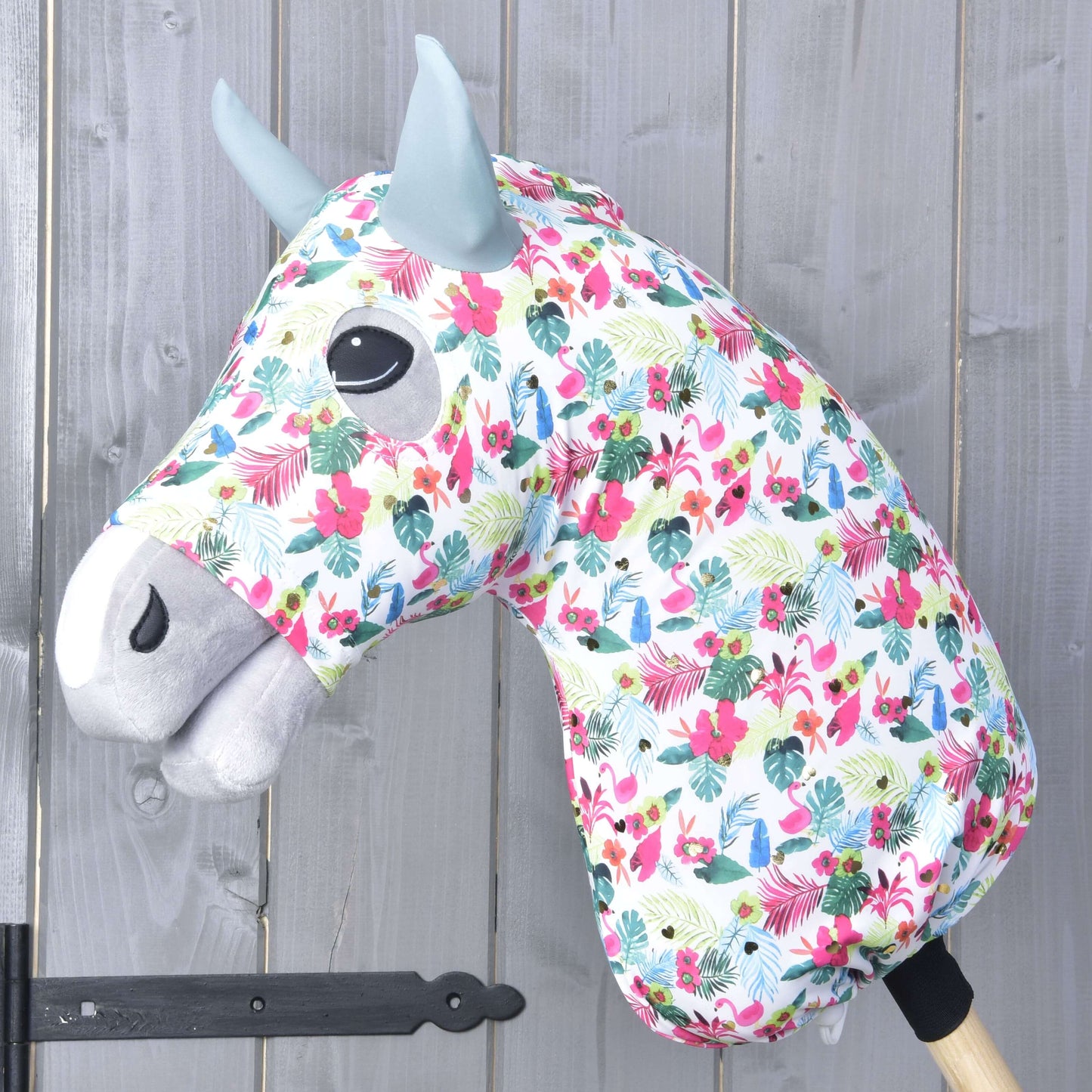 Combinaison de protection pour Hobby Horse LarDen Étoile (Lycra) de Hobby Horse LarDen, housse lavable et colorée qui s’enfile sur la tête de votre Hobby Horse et facilite le nettoyage.
