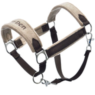 Das Hobby Horse LarDen Fellhalfter LarDen Brown ist ein gepolstertes Geschirr in Hellbraun und Braun mit Metallringen und Karabinern, mit weichem Fleece-Nasenriemen, verstellbaren Riemen und kuscheligem Futter für den Komfort des Tieres.