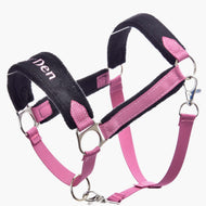 Fellhalfter LarDen Pink von Hobby Horse LarDen in Pink und Schwarz mit Metallringen, verstellbaren Riemen, weicher Polsterung für Komfort, pinken Fellakzenten und teilweise sichtbarem „Den“ auf dem Nasenriemen.