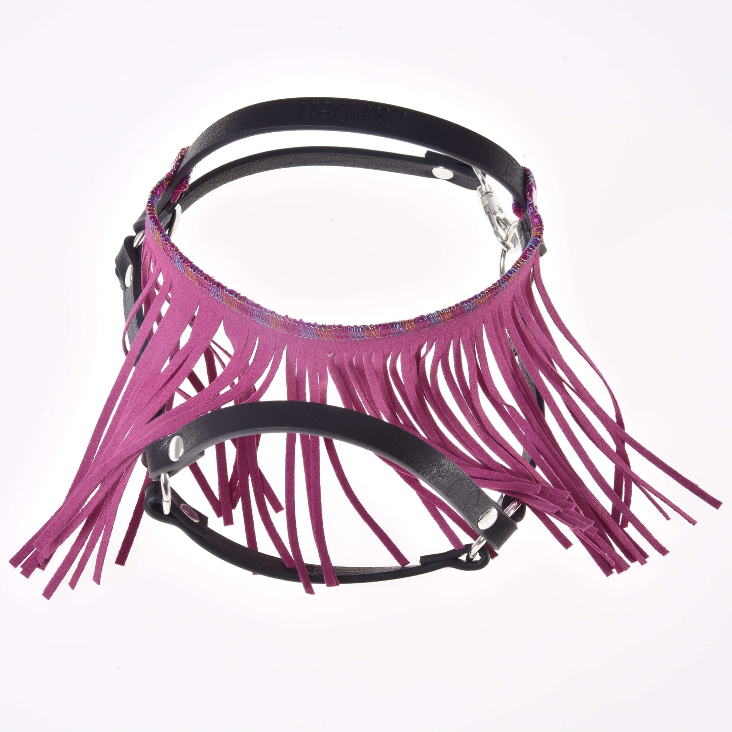 Licol noir avec franges roses de Hobby Horse LarDen, harnais noir en cuir avec longues franges roses, pièces métalliques et sangles réglables, inspiré des licols pour chevaux. Présenté sur fond blanc.