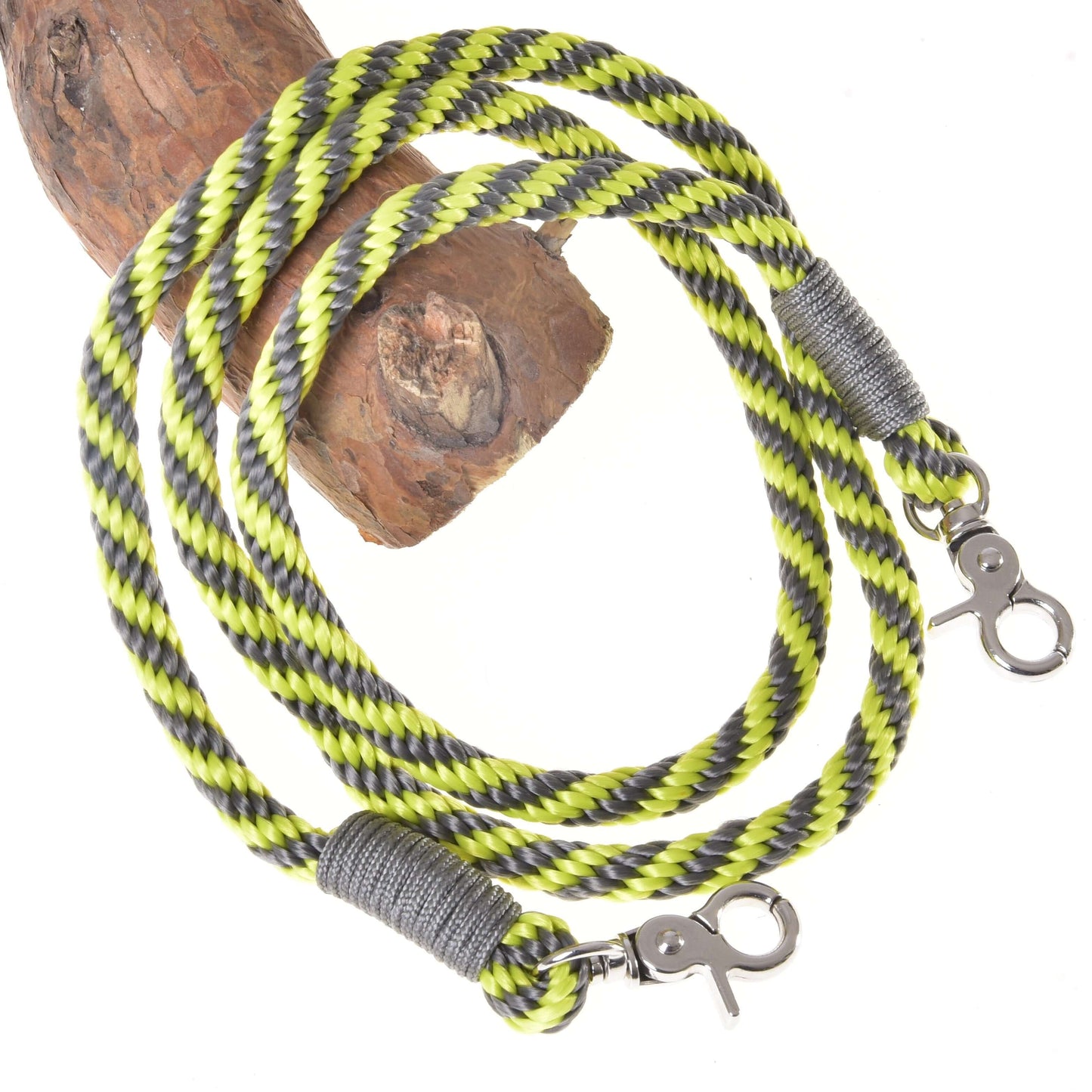 Hobby Horse - Zügel Streifen Lemon von Hobby Horse LarDen, ein gelb, schwarz und grau gestreifter Seilzügel mit Metallclips an beiden Enden, auf Holz aufgewickelt vor weißem Hintergrund – ideal als handgefertigte oder Hobby Horse-Zügel.