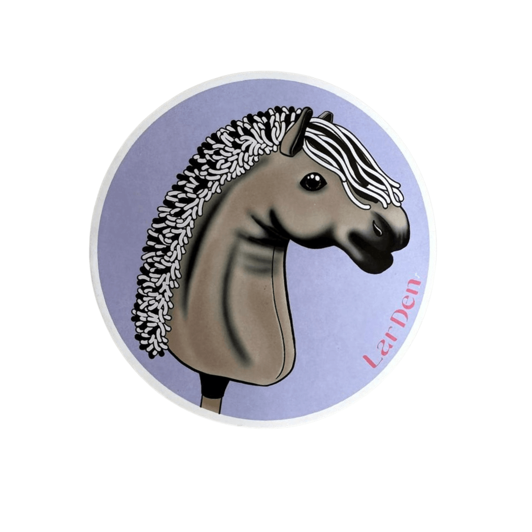 Illustration d’un Hobby Horse marron avec crinière tressée noire et blanche sur un cercle violet. Le nom « Hobby Horse LarDen » apparaît en rose en bas à droite. Idéal comme décoration avec l’Ensemble d'autocollants 5.