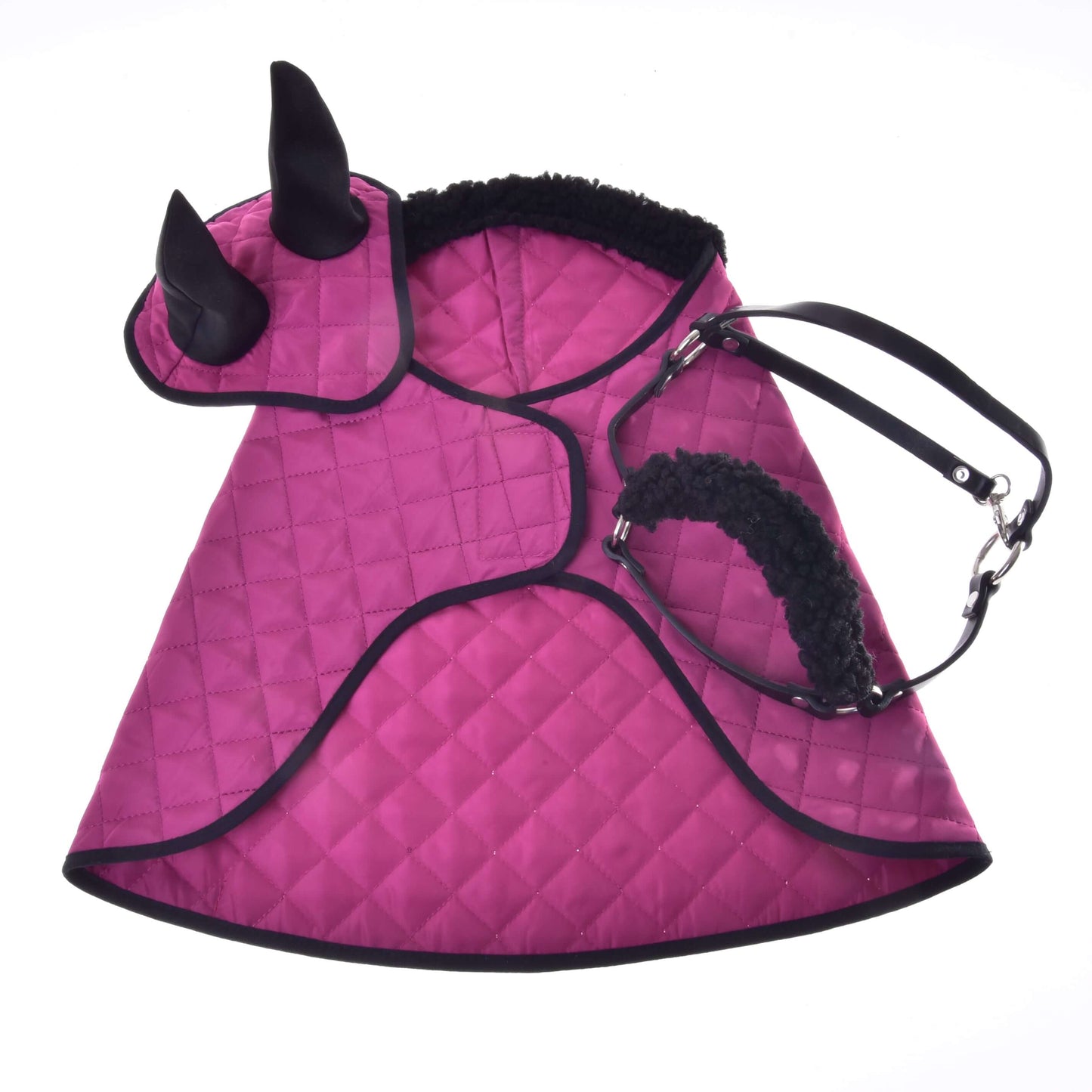 Das Hobby Horse LarDen Set Pink Beauty (Ohrenkappe + Decke + Halfter mit Fell) umfasst eine pinke gesteppte Decke, eine Ohrenkappenhaube und ein mit Fleece gepolstertes Halfter für Hobby Horse – perfekt als stilvolle Accessoires für Hobby Horses, freigestellt vor weißem Hintergrund.