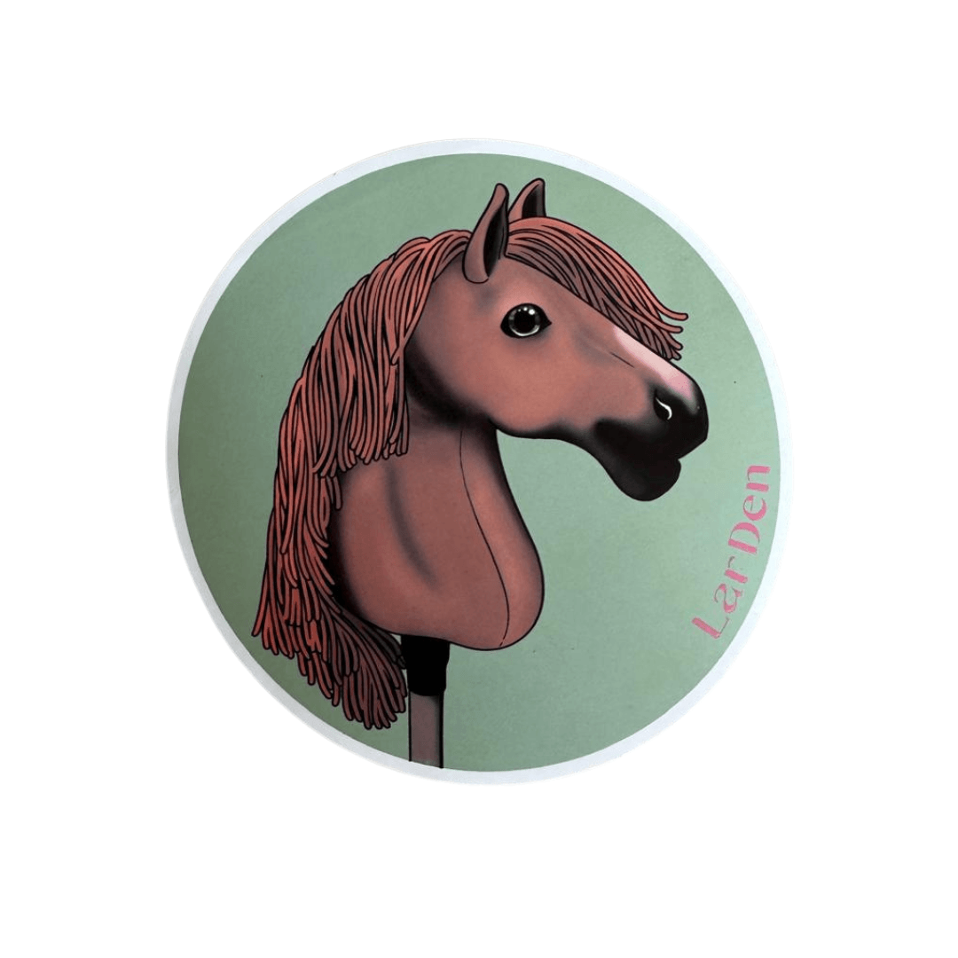 Illustration d’un Hobby Horse marron avec crinière flottante sur un cercle vert. « LernEN » en texte rose à droite. Idéal pour un Ensemble d'autocollants 5 unique de Hobby Horse LarDen.