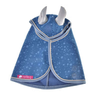 Regendecke Dolly (softshell) von Hobby Horse LarDen ist eine blaue Regendecke mit hellgrauer Einfassung, ohrenförmiger Kapuze, rosa Ecklabel und verspieltem Regentropfenmuster – perfekt für jedes Wetter.