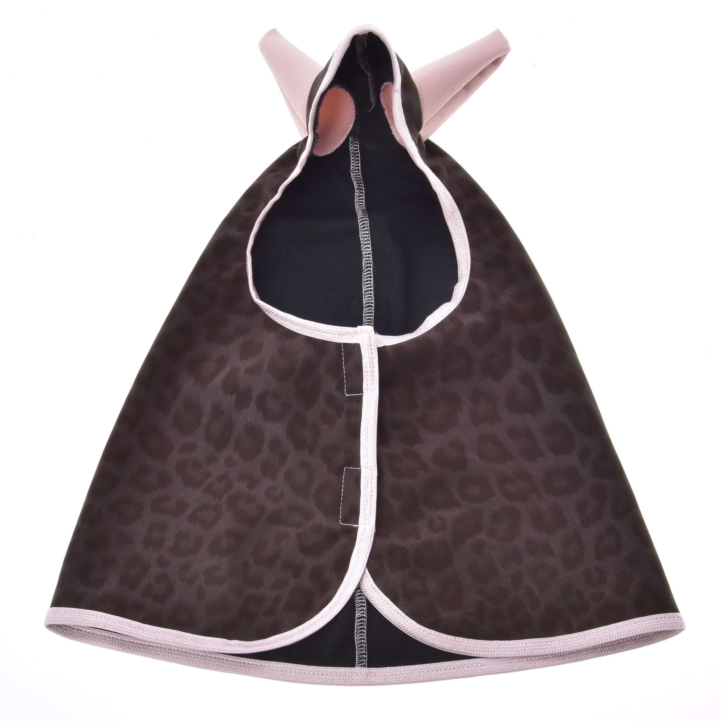 Die Regendecke Milly von Hobby Horse LarDen ist ein kleiner Umhang mit braun-schwarzem Leopardenmuster, hellrosa Einfassung und Klettverschluss vorne – eine Schicht für jedes Wetter, ideal für den regnerischen Spaziergang deines felligen Freundes oder das Hobby Horse-Abenteuer.