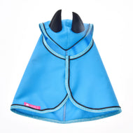 Die Regendecke Sky Blue von Hobby Horse LarDen ist ein Allwetter-Umhang für Tiere mit glitzernder Borte und zwei schwarzen weichen Hörnern an der Kapuze, flach liegend vor weißem Hintergrund gezeigt.