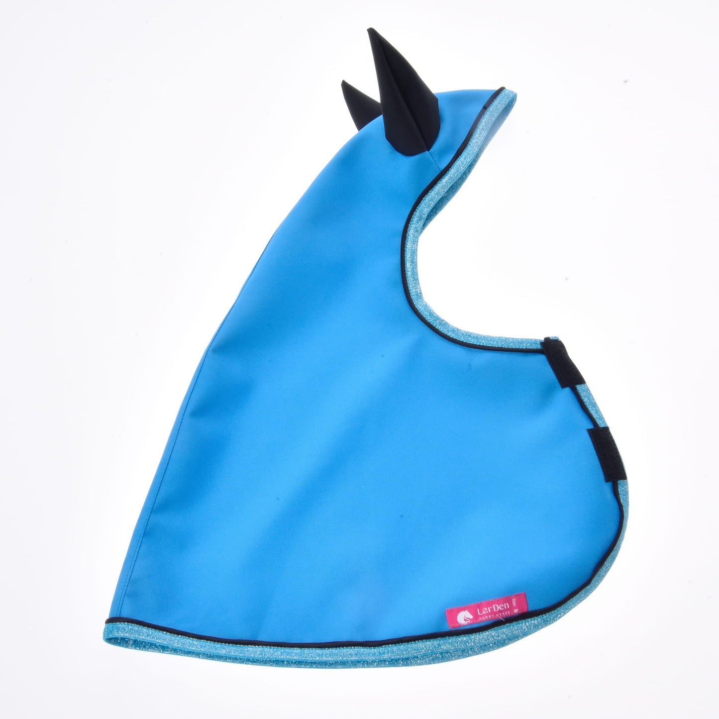Imperméable Bleu Ciel de Hobby Horse LarDen, cape pour animal avec deux formes noires semblables à des cornes et fermeture latérale Velcro. Une bordure bleu clair et une étiquette rose sur le bord ajoutent une touche ludique par tous les temps inspirée des aventures en Hobby Horse.