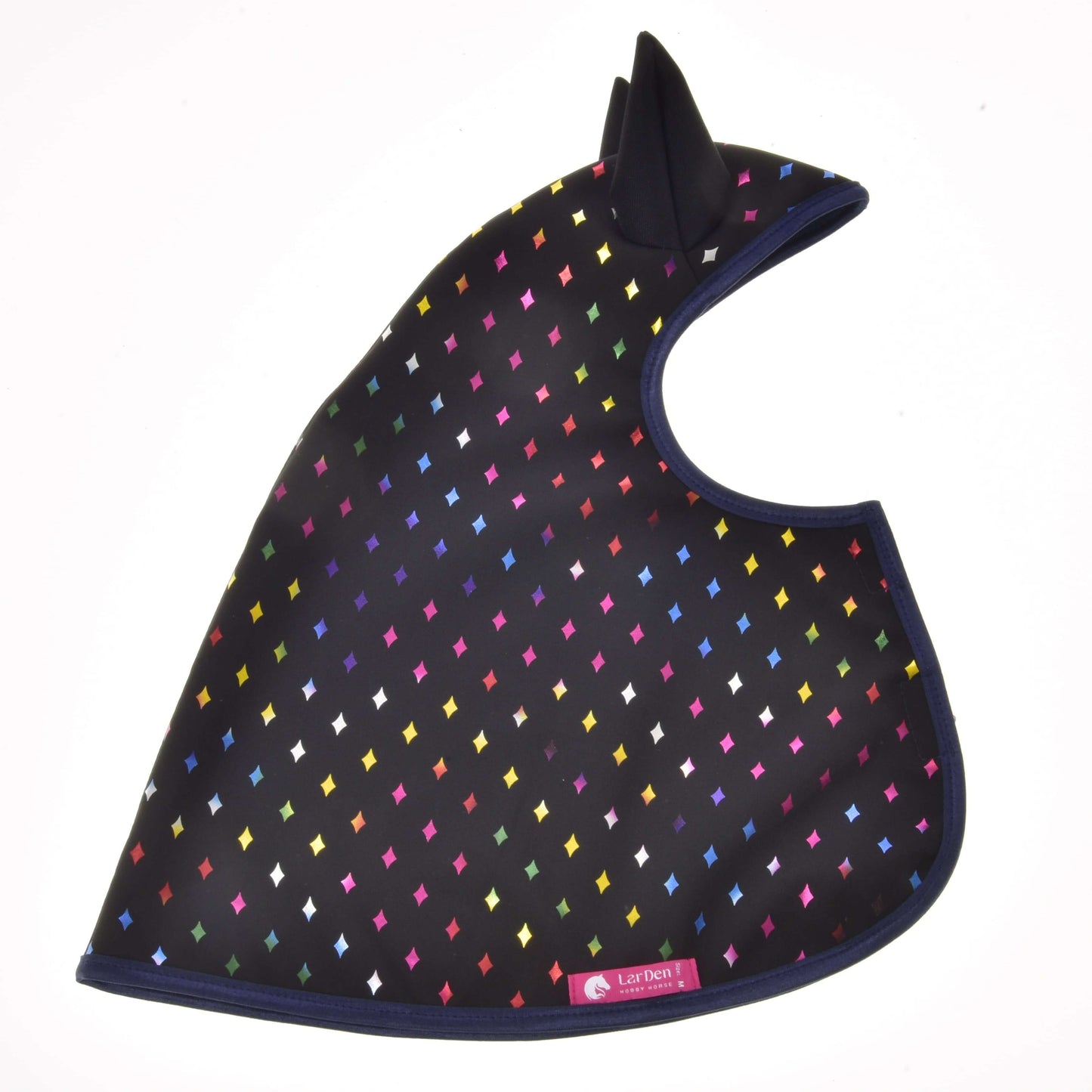 Imperméable Reine Étincelante de Hobby Horse LarDen, imperméable noir en forme de cape avec losanges colorés et capuche pointue avec oreilles de chat, idéal pour tous les temps ou votre prochaine aventure Hobby Horse.