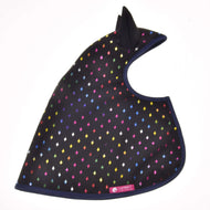 Regendecke Sparkling Queen von Hobby Horse LarDen, ein schwarzer regenmantelartiger Umhang mit bunten Rauten und spitzer Kapuze mit katzenartigen Ohren – ideal für jedes Wetter oder dein nächstes Hobby Horse-Abenteuer.