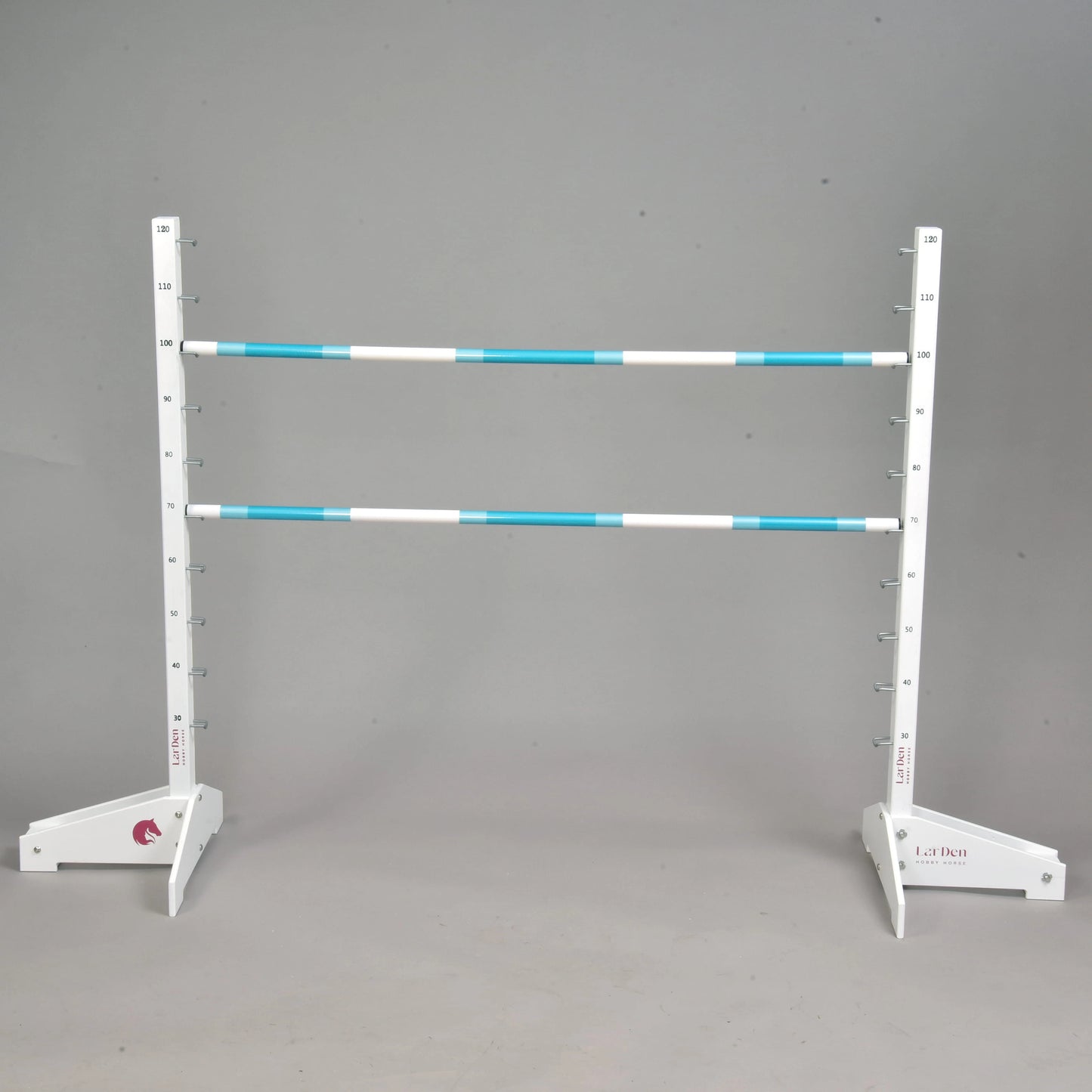 Obstacle 120 cm / 47 inch de Hobby Horse LarDen, cet ensemble comprend deux montants verticaux blancs à rayures bleues avec repères numérotés et deux barres horizontales en bois solide, présenté sur fond gris uni.
