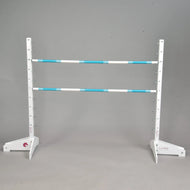 Obstacle 120 cm / 47 inch de Hobby Horse LarDen, cet ensemble comprend deux montants verticaux blancs à rayures bleues avec repères numérotés et deux barres horizontales en bois solide, présenté sur fond gris uni.