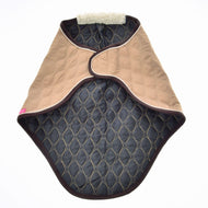 Die Hobby Horse LarDen Transportdecke Paris ist ein gesteppter Tiermantel in Beige und Dunkelgrau mit Rautensteppung, leichtem strapazierfähigem Stoff und Kunstfellkragen, inspiriert von Transportschutz für Pferde, flach liegend vor weißem Hintergrund.