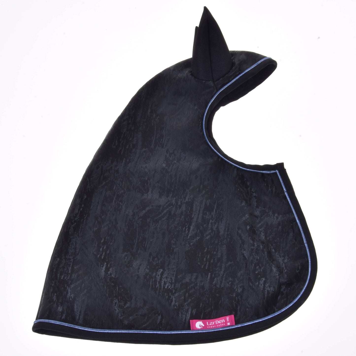 Eine schwarze Fliegenhaube für Pferdeohren mit strukturierter Oberfläche, blauem Besatz und einem pinken Liza DELL-Etikett, vor weißem Hintergrund gezeigt – perfekt zum Kombinieren mit der Regendecke Silver Stone von Hobby Horse LarDen oder anderem Hobby Horse Zubehör für Begeisterte.