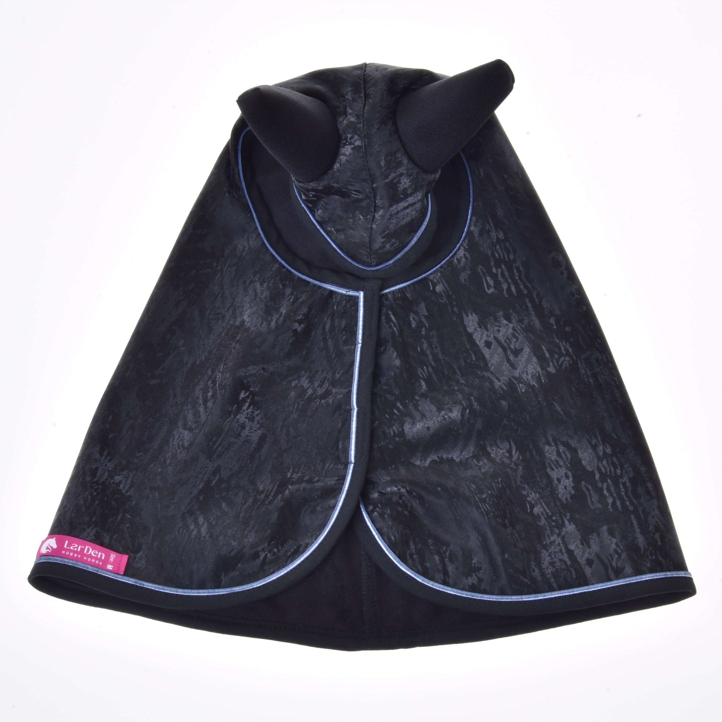Eine schwarze Regendecke Silver Stone von Hobby Horse LarDen mit zwei spitzen ohrenförmigen Spitzen oben, hellblauem Besatz und einem pinken Lar Ben-Etikett unten links, flach liegend vor weißem Hintergrund.