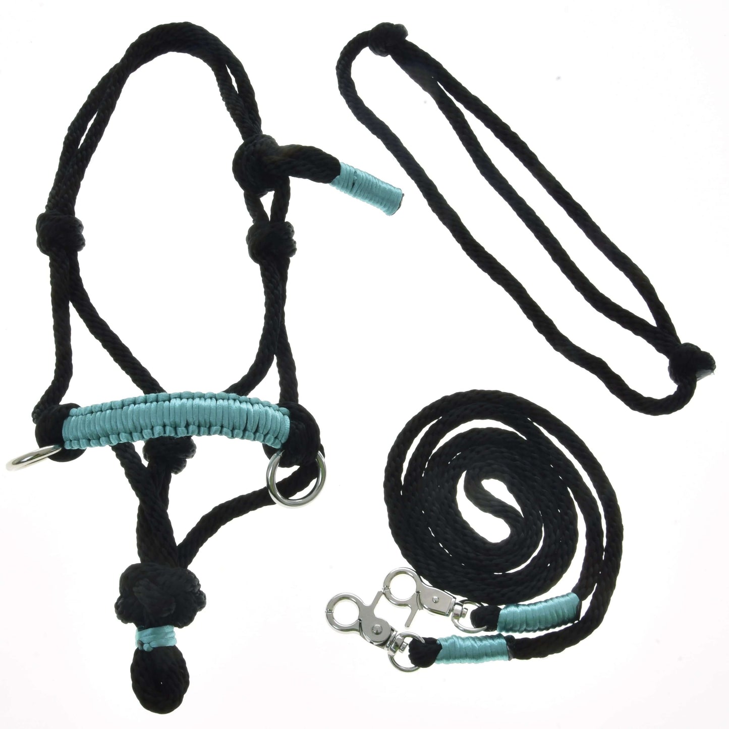 Das Seilset Turquoise von Hobby Horse LarDen besteht aus einem schwarzen Halfter für Hobby Horse mit türkisen Akzenten, passendem schwarzem Führstrick und Zügeln mit silbernen Clips – ideal für Hobby Horse-Aktivitäten – alles vor weißem Hintergrund.