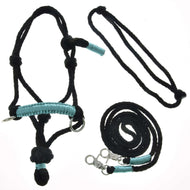 Das Seilset Turquoise von Hobby Horse LarDen besteht aus einem schwarzen Halfter für Hobby Horse mit türkisen Akzenten, passendem schwarzem Führstrick und Zügeln mit silbernen Clips – ideal für Hobby Horse-Aktivitäten – alles vor weißem Hintergrund.