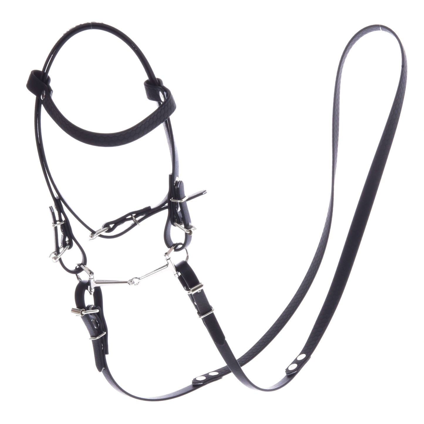 Hobby Horse LarDen Komplettes Zaumzeug ohne Nasenriemen Pure Black besteht aus schwarzem Kunstleder mit silberfarbenen Beschlägen und abnehmbaren Zügeln, perfekt für Hobby Horse-Enthusiasten. Vor weißem Hintergrund.