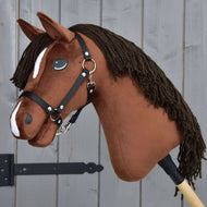 Hobby Horse Rocky mit Schwarzem Halfter von Hobby Horse LarDen zeigt einen handgefertigten braunen Plüschkopf, schwarze Garnmähne, weiße Abzeichen und ein schwarzes Halfter für Hobby Horse, inspiriert von einem Vollbluthengst und auf einem Holzstab montiert.