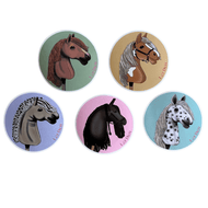 Set Stickers 5 von Hobby Horse LarDen enthält fünf runde illustrierte Sticker, jeweils mit einem einzigartigen Hobby Horse Kopf auf farbigem Hintergrund – grün, beige, lavendel, blau und pink – und mit dem Wort Lelban.