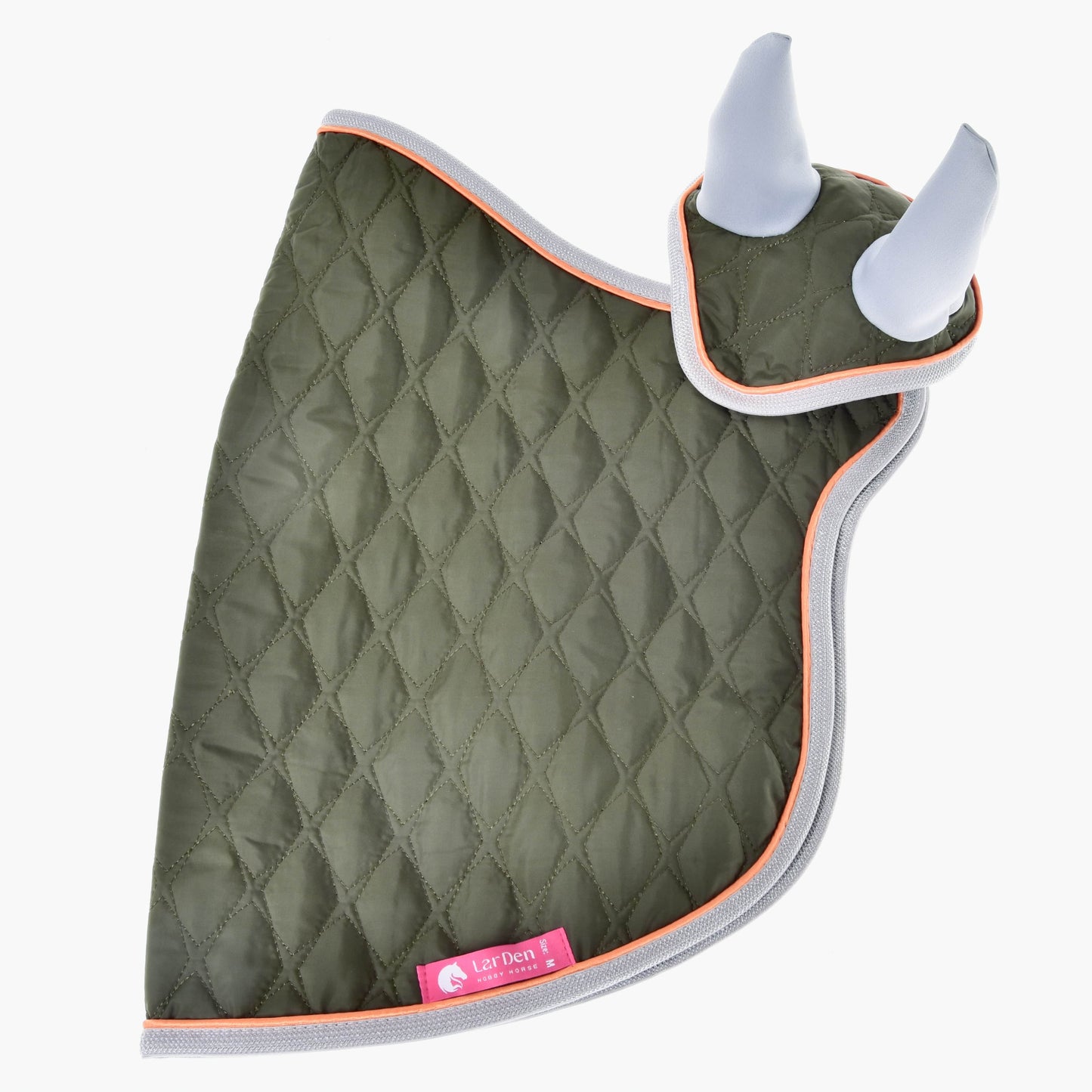 Set Moos von Hobby Horse LarDen ist eine grüne gesteppte Fliegenhaube mit grauem Besatz, orangefarbener Kante, weißen Ohren und pinkem Etikett – ideal als stilvolle Dekoration oder passend zu deiner Hobby Horse-Decke.