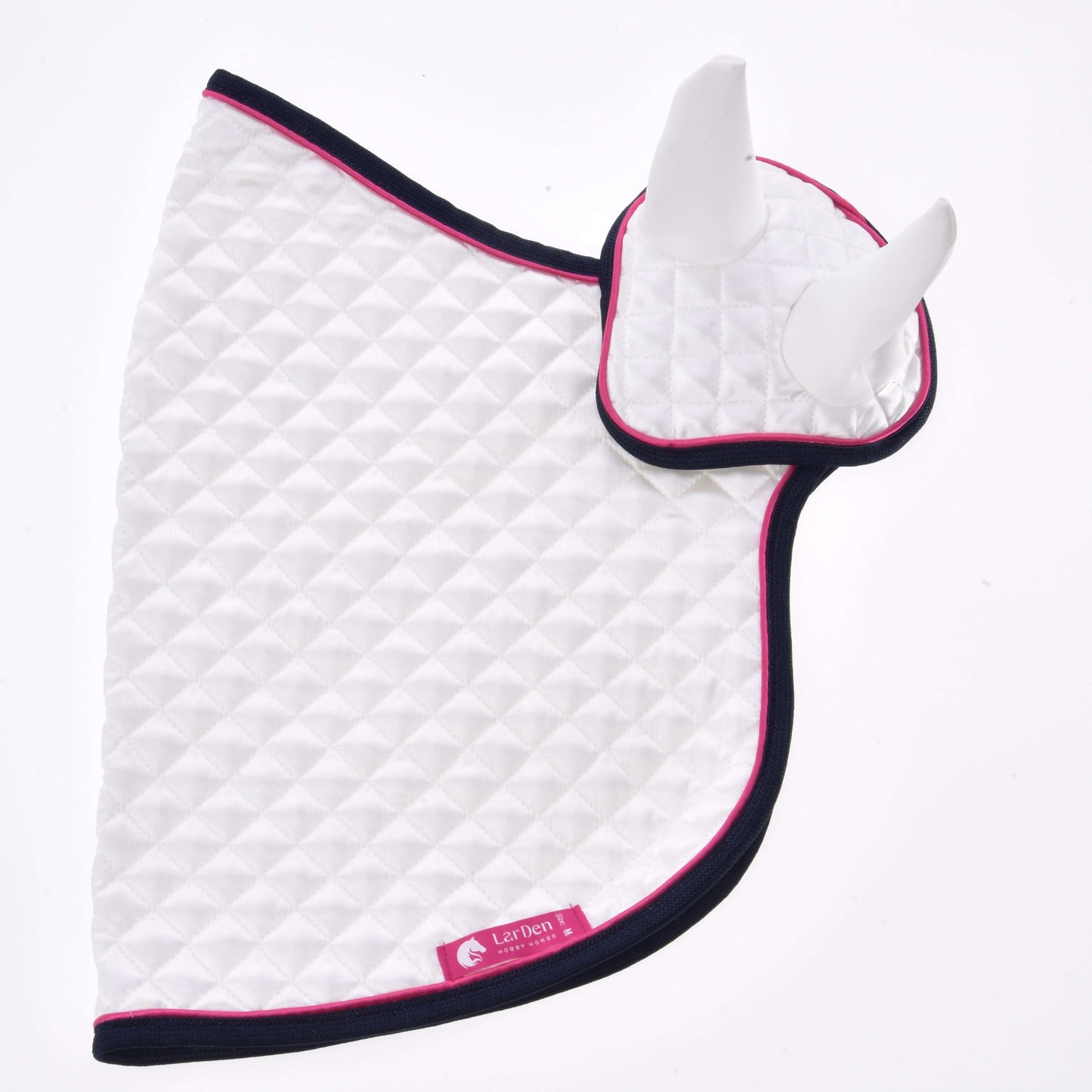 Ensemble Belle Étoile de Hobby Horse LarDen, bonnet d'oreilles de cheval matelassé blanc avec deux protège-oreilles pointus, bordé de bleu marine et rose, avec une étiquette rose Cathery en bas, présenté à plat sur fond blanc.