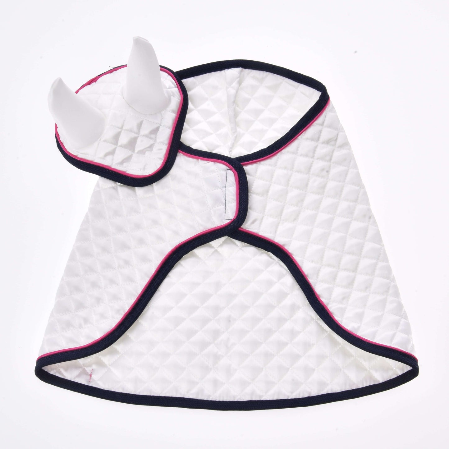Ensemble Belle Étoile de Hobby Horse LarDen, cape blanche matelassée avec bordure bleu marine et rose, avec deux formes dressées en forme de cornes — idéale comme couverture ludique ou ensemble bonnet d'oreilles pour les costumes fantastiques pour enfants ou le déguisement d'animaux.