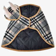 Set England Grey von Hobby Horse LarDen mit Fleecefutter, beigefarbenem Besatz und schwarzer gesteppter Innenseite, flach ausgelegt mit zwei Hundebeinen einer Schaufensterpuppe.
