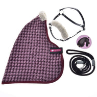The Hobby Horse LarDen Set Harmony Elsa includes a purple houndstooth stable blanket, black fleece-padded halter, black lead rope, and a horse sticker—ideal for any Hobby Horse enthusiast.