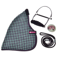Flat lay of the Set Harmony Green by Hobby Horse LarDen: a green and black houndstooth-patterned stable blanket, black halter with fleece padding, black lead rope with silver clip, and a round horse-illustration pin.